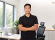 Dave Tam, RMT 主任 (Artemis 列治文), 演示办公族正确的颈椎收下巴姿势