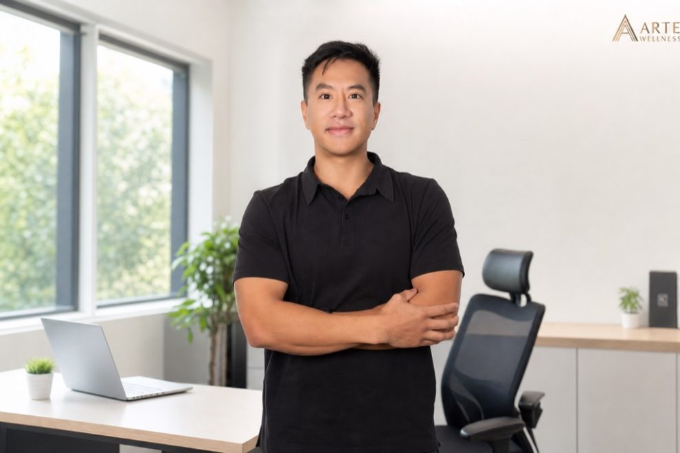 Dave Tam, RMT 主任 (Artemis 列治文), 演示办公族正确的颈椎收下巴姿势