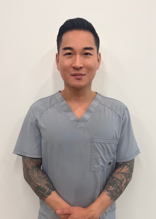 Ethan Choi，R.Ac, R.TCMP, DOMP, DO(Spain)——列治文 Artemis 健康诊所的整骨手法治疗师、注册针灸师及注册中医师